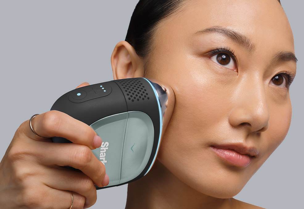 Shark Warm Black Facial Pro Glow DePuffi