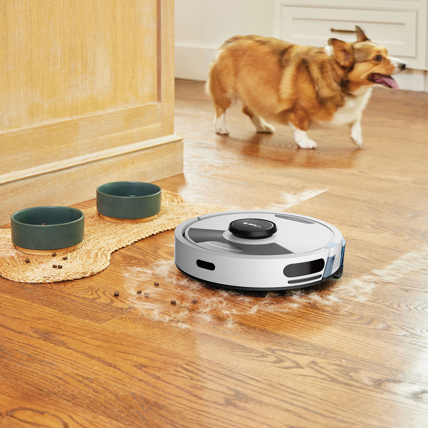 Self-cleaning brush-roll